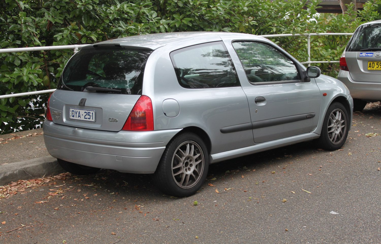 Renault Clio II (Phase I) 3door 1.4 16V (98 Hp)